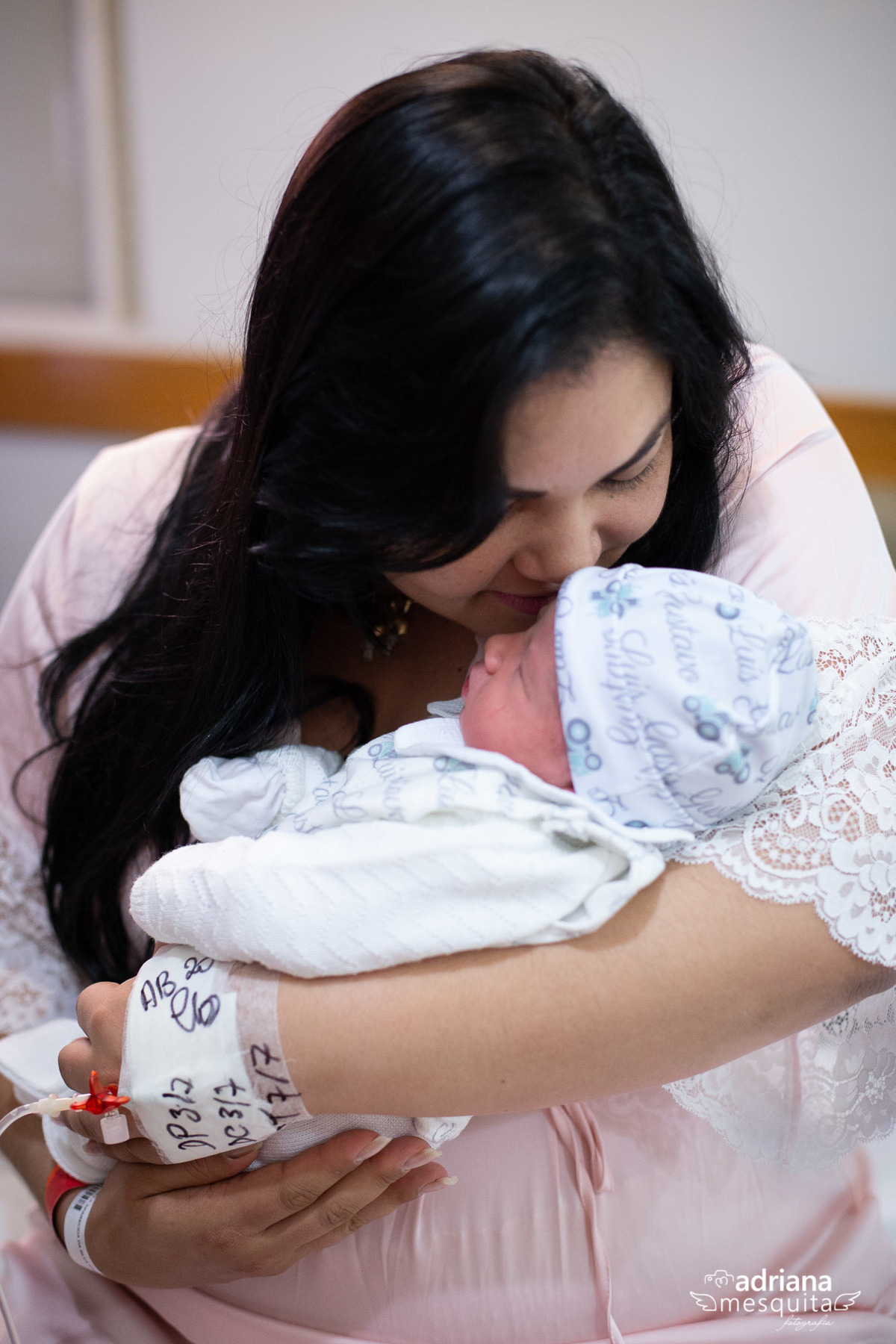 Fotografa Adriana Mesquita registrando o parto do Luis Gustavo
