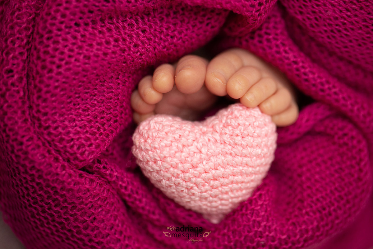 Newborn Aurora 12 dias, pezinhos de coração, fotografa Adriana Mesquita