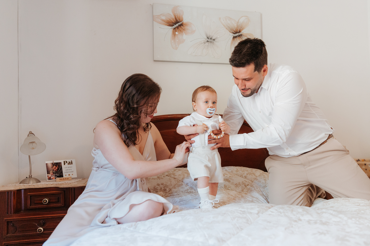 Registo fotográfico profissional de família cheia de afeto e conexão no batizado.