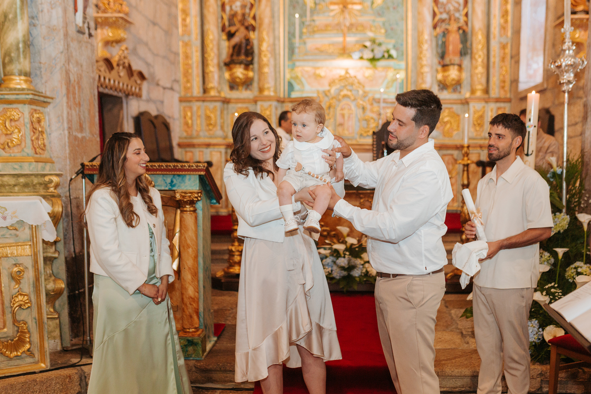 Registo fotográfico profissional de família cheia de afeto e conexão no batizado.