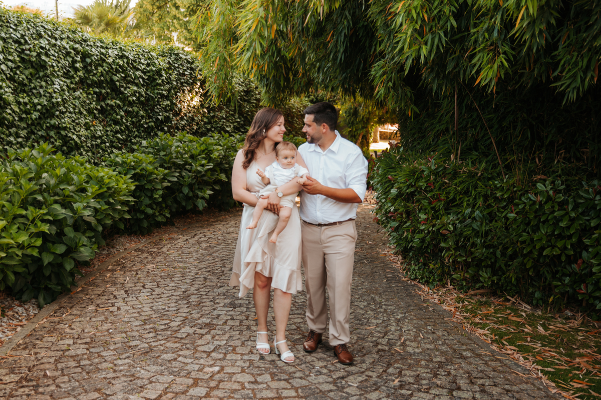 Registo fotográfico profissional de família cheia de afeto e conexão no batizado.