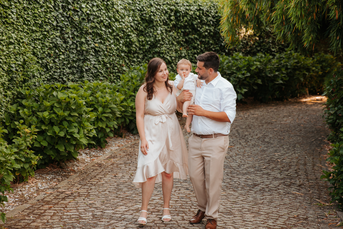 Registo fotográfico profissional de família cheia de afeto e conexão no batizado.
