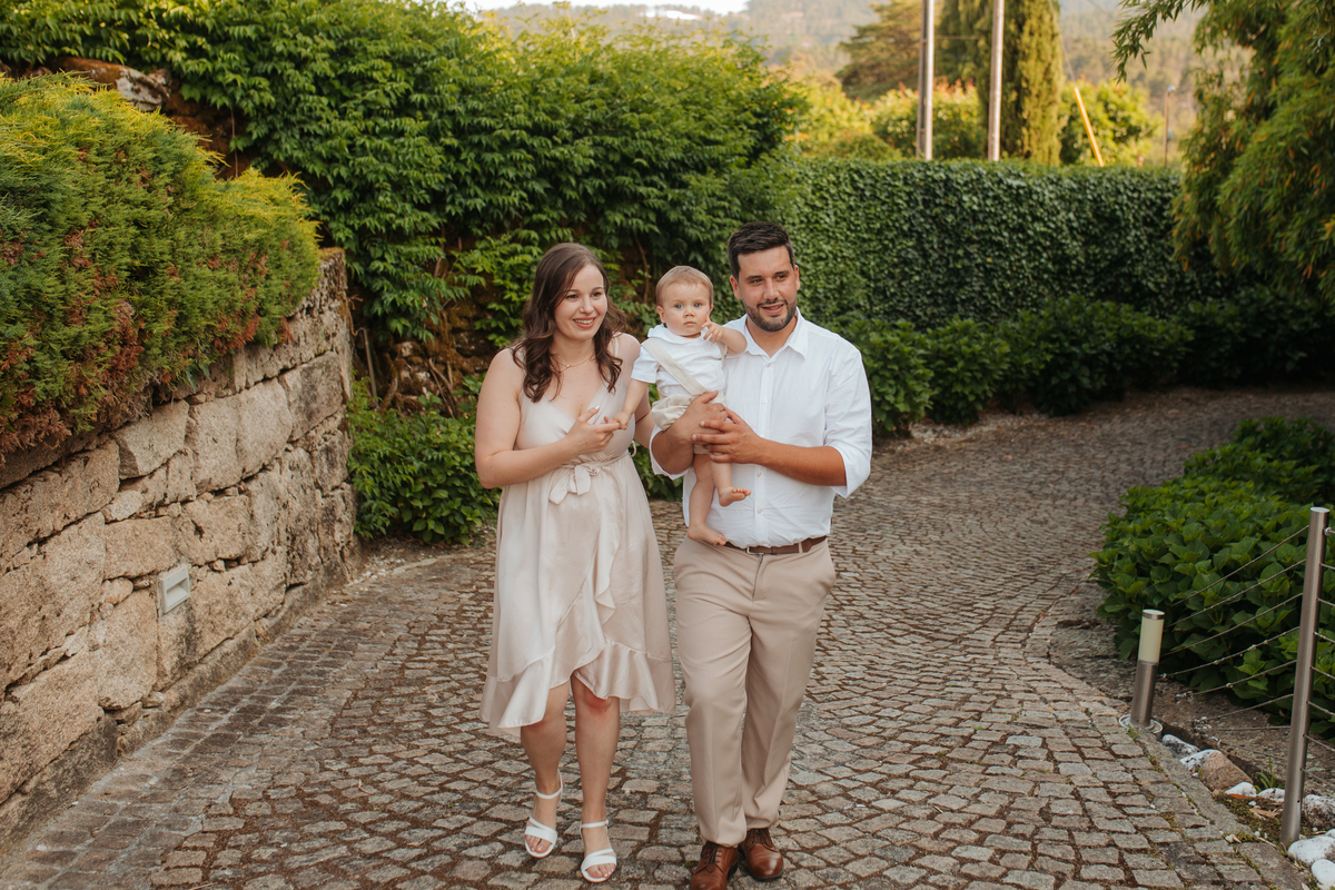 Registo fotográfico profissional de família cheia de afeto e conexão no batizado.