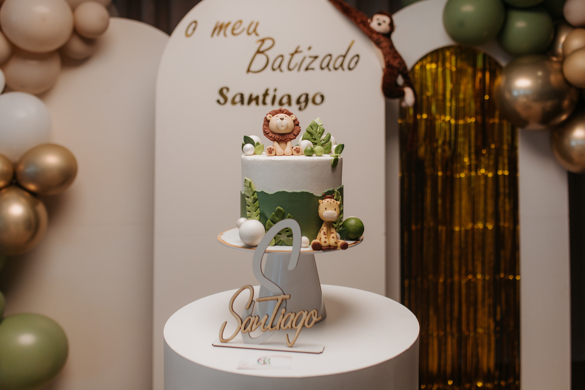 Registo fotográfico profissional de família cheia de afeto e conexão no batizado.