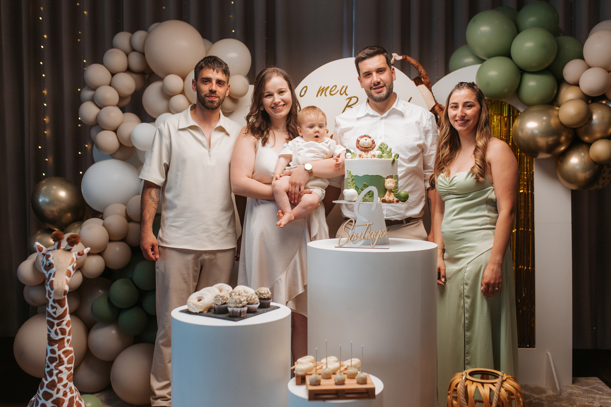 Registo fotográfico profissional de família cheia de afeto e conexão no batizado.