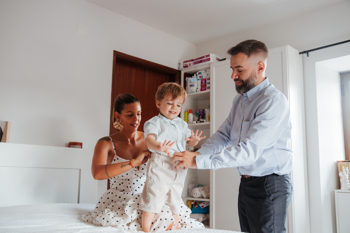 Momento de afeto e cumplicidade familiar na reportagem fotográfica de batizado.