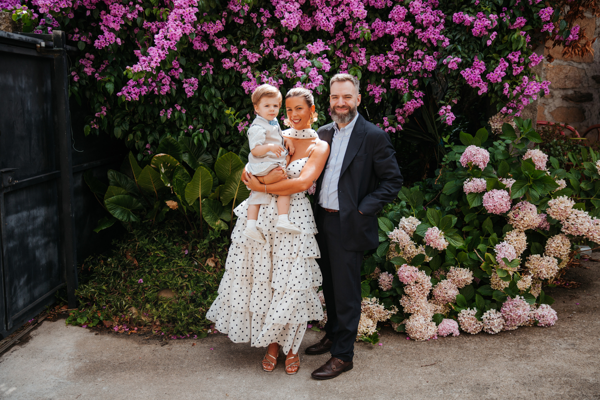 Momento de afeto e cumplicidade familiar na reportagem fotográfica de batizado.