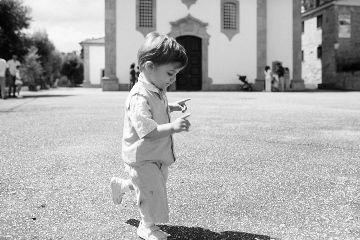Momento de afeto e cumplicidade familiar na reportagem fotográfica de batizado.