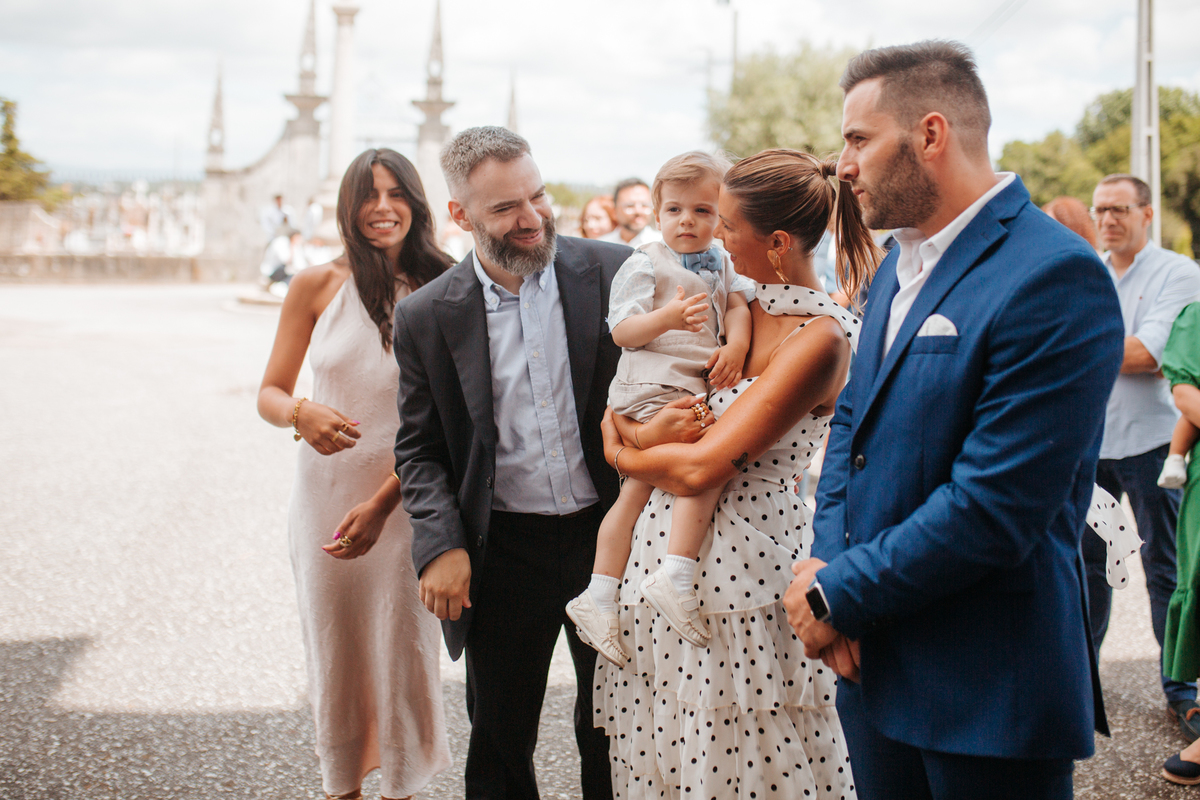 Momento de afeto e cumplicidade familiar na reportagem fotográfica de batizado.