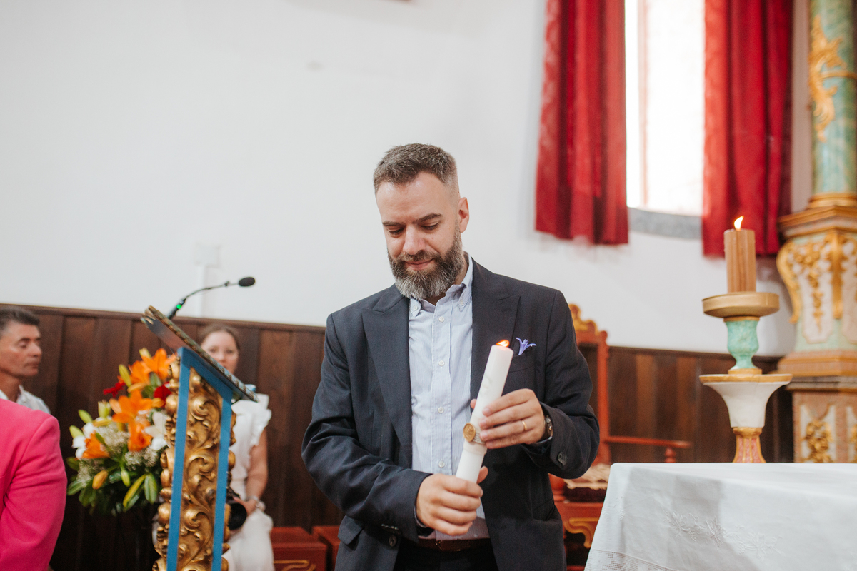 Momento de afeto e cumplicidade familiar na reportagem fotográfica de batizado.
