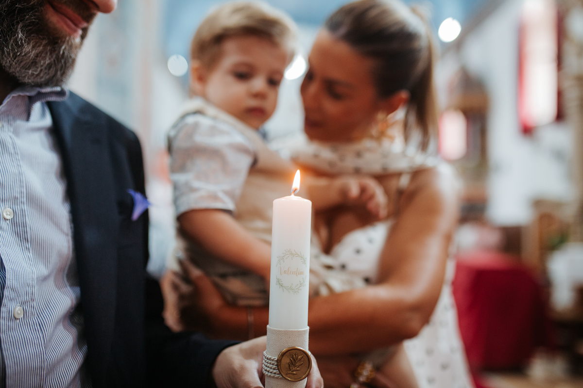 Momento de afeto e cumplicidade familiar na reportagem fotográfica de batizado.