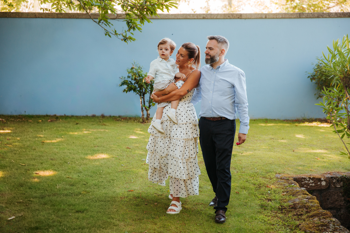 Momento de afeto e cumplicidade familiar na reportagem fotográfica de batizado.