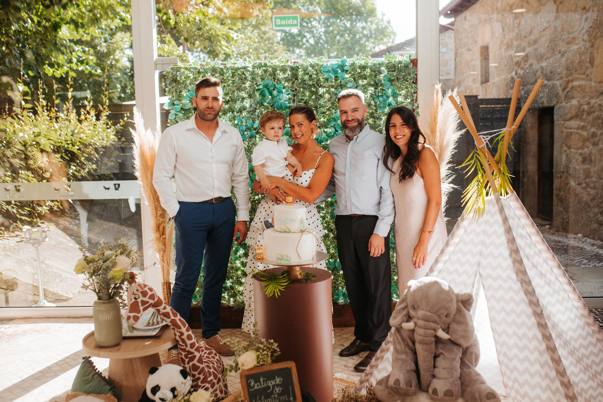 Momento de afeto e cumplicidade familiar na reportagem fotográfica de batizado.