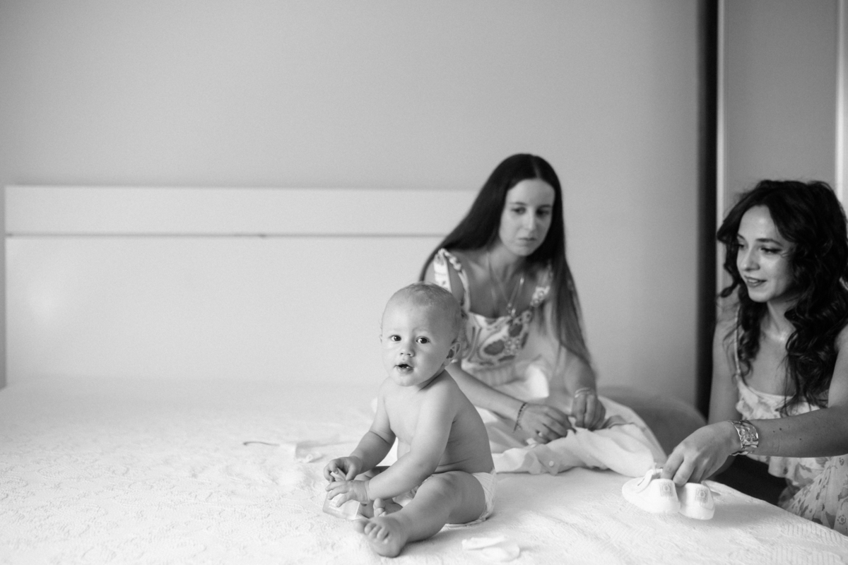 Momento de cumplicidade e sorrisos na reportagem fotográfica de batizado de família.