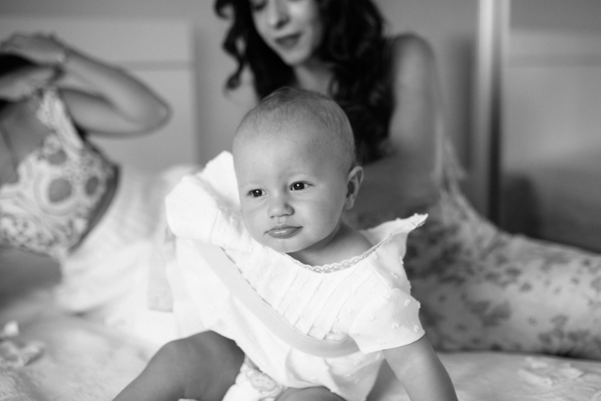 Momento de cumplicidade e sorrisos na reportagem fotográfica de batizado de família.