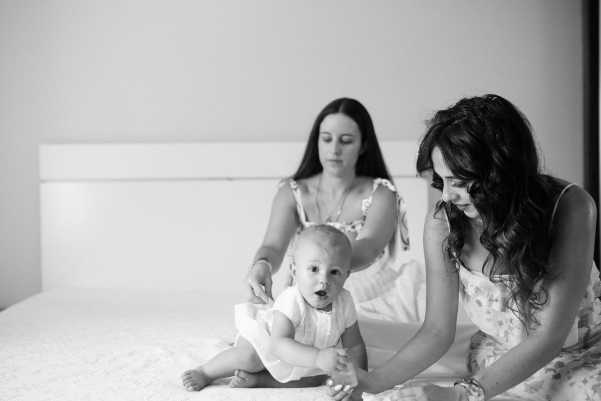 Momento de cumplicidade e sorrisos na reportagem fotográfica de batizado de família.