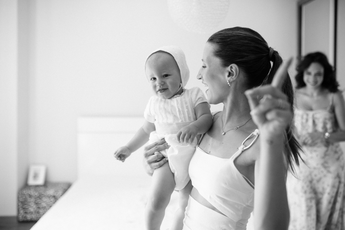 Momento de cumplicidade e sorrisos na reportagem fotográfica de batizado de família.