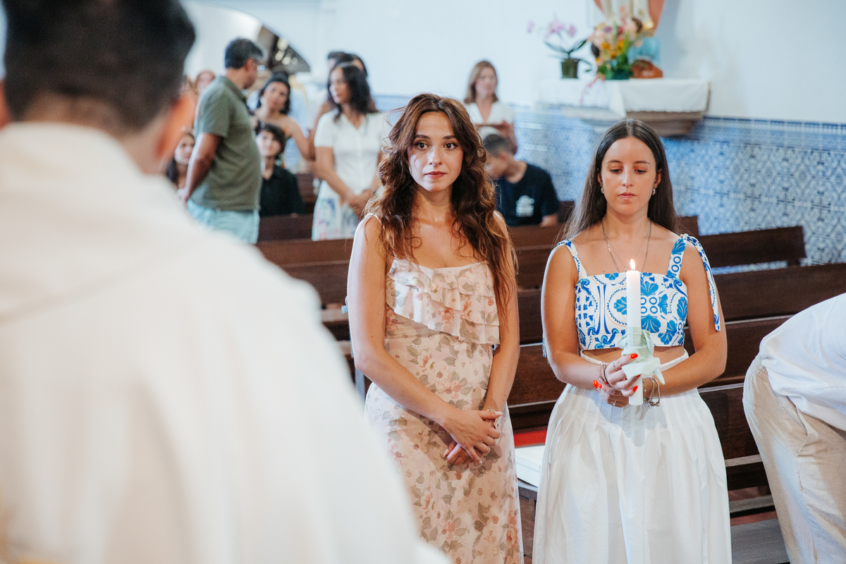 Momento de cumplicidade e sorrisos na reportagem fotográfica de batizado de família.