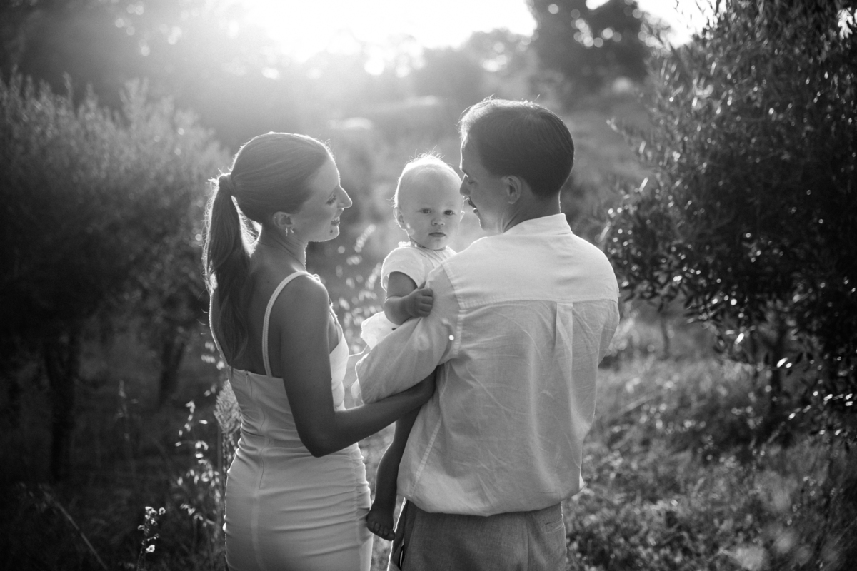 Momento de cumplicidade e sorrisos na reportagem fotográfica de batizado de família.