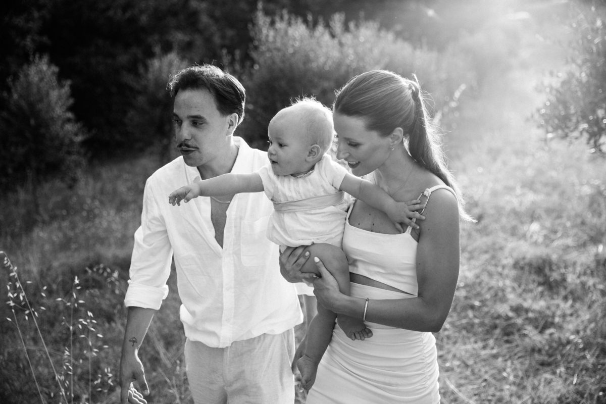 Momento de cumplicidade e sorrisos na reportagem fotográfica de batizado de família.