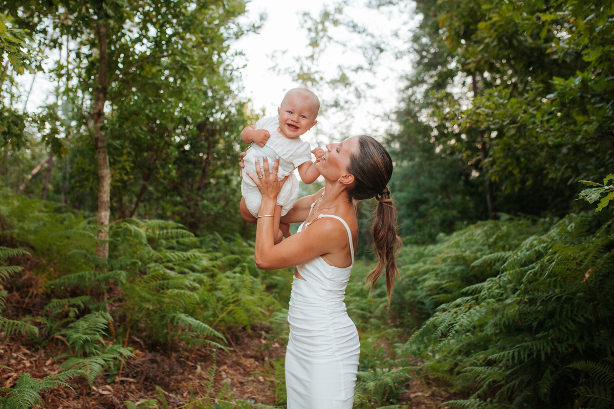 Momento de cumplicidade e sorrisos na reportagem fotográfica de batizado de família.