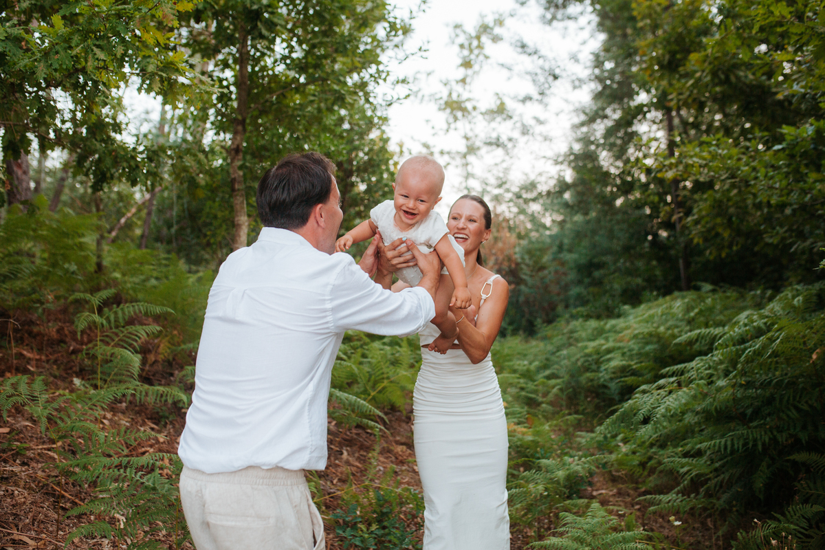Momento de cumplicidade e sorrisos na reportagem fotográfica de batizado de família.