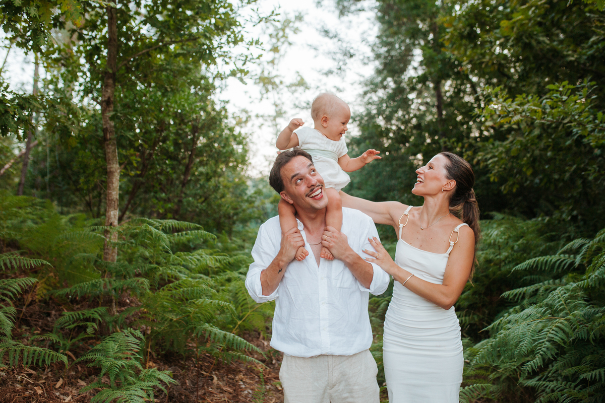 Momento de cumplicidade e sorrisos na reportagem fotográfica de batizado de família.