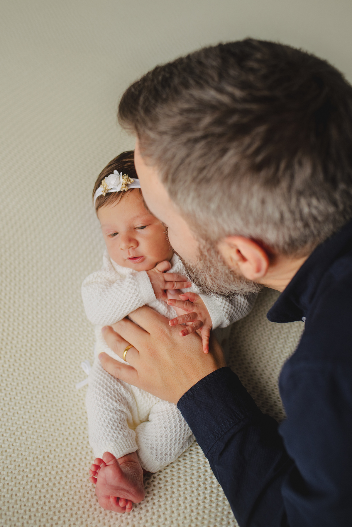 Fotografia de família com recém-nascido, celebrando a chegada do segundo filho com afeto.