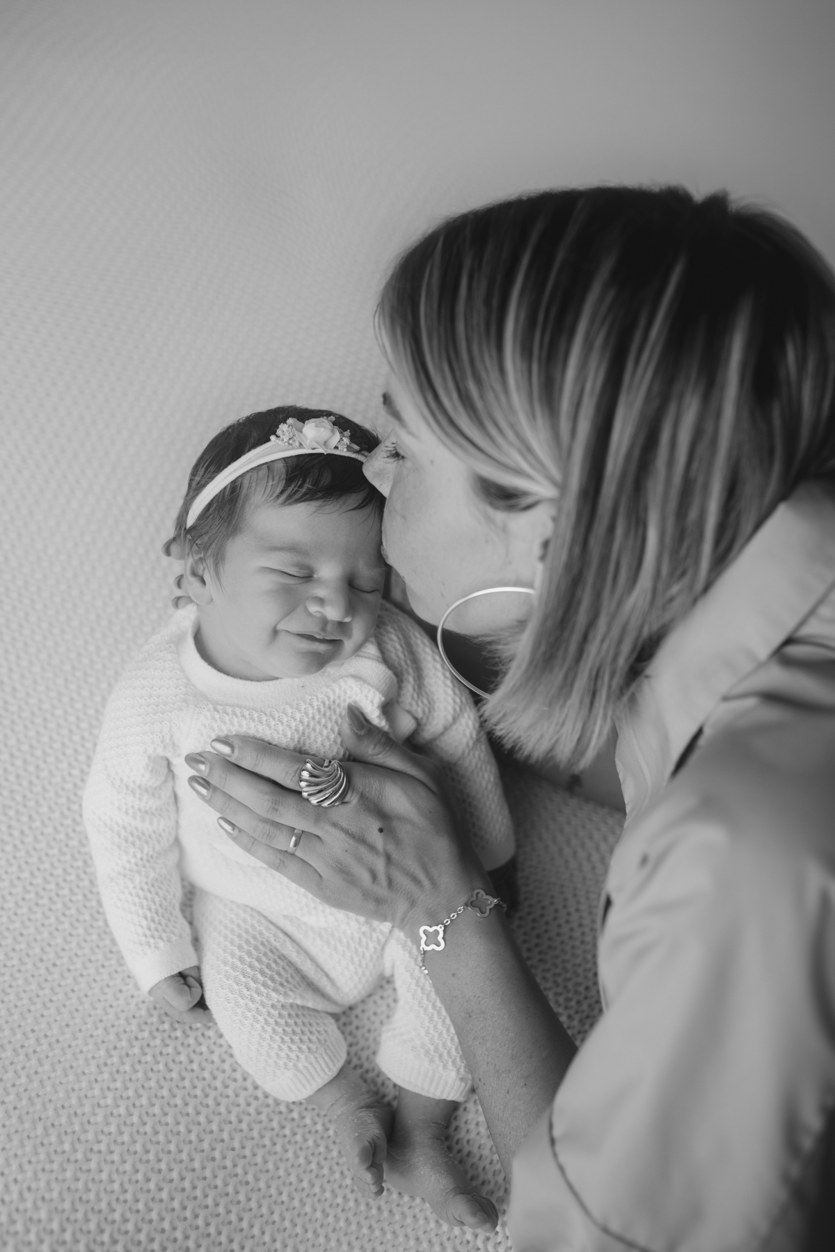 Fotografia de família com recém-nascido, celebrando a chegada do segundo filho com afeto.