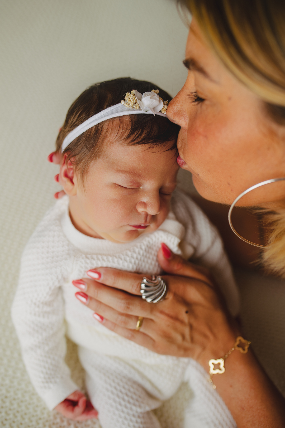 Fotografia de família com recém-nascido, celebrando a chegada do segundo filho com afeto.