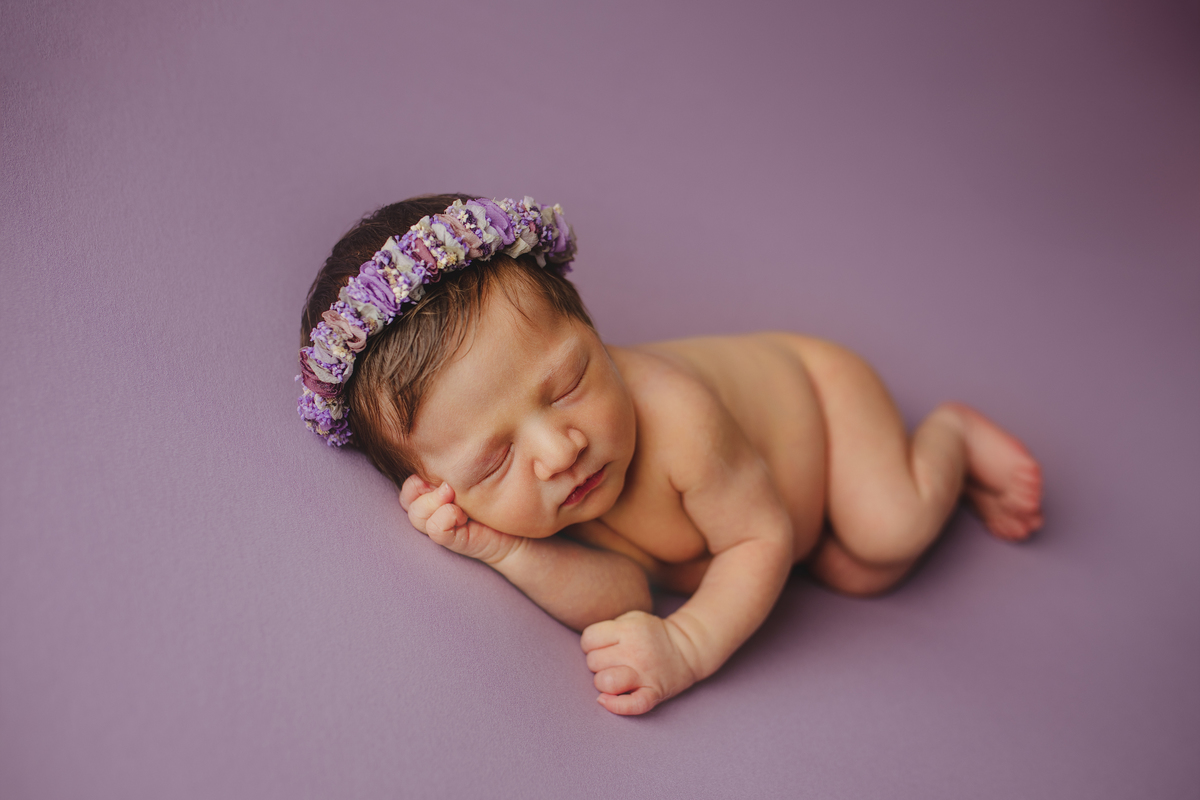 Fotografia de família com recém-nascido, celebrando a chegada do segundo filho com afeto.