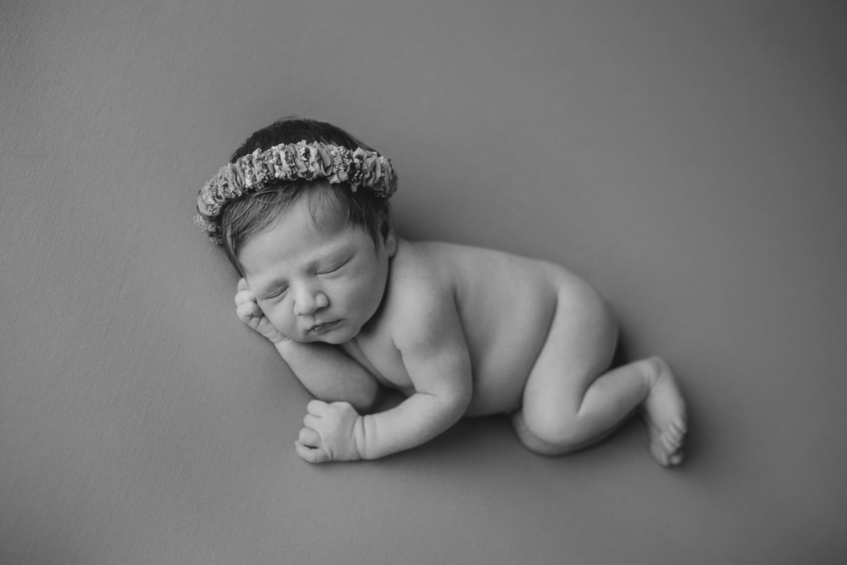 Fotografia de família com recém-nascido, celebrando a chegada do segundo filho com afeto.
