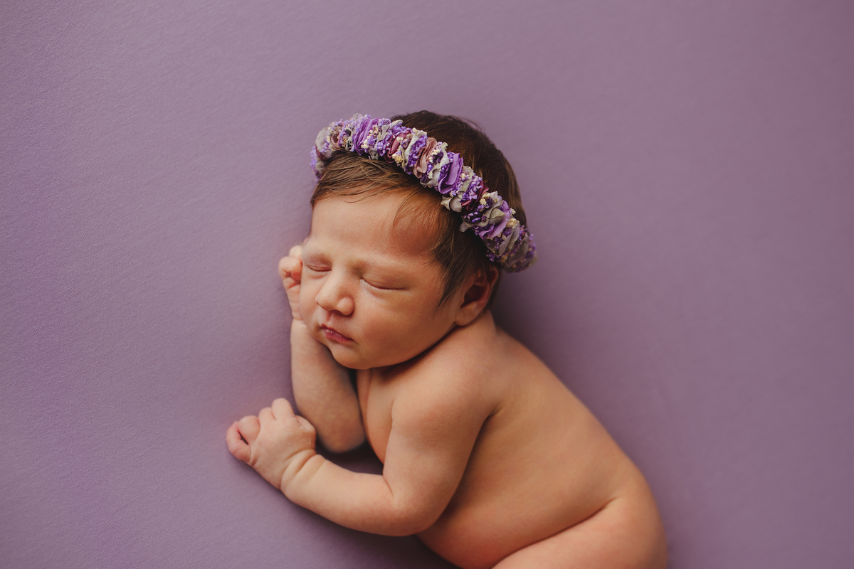 Fotografia de família com recém-nascido, celebrando a chegada do segundo filho com afeto.