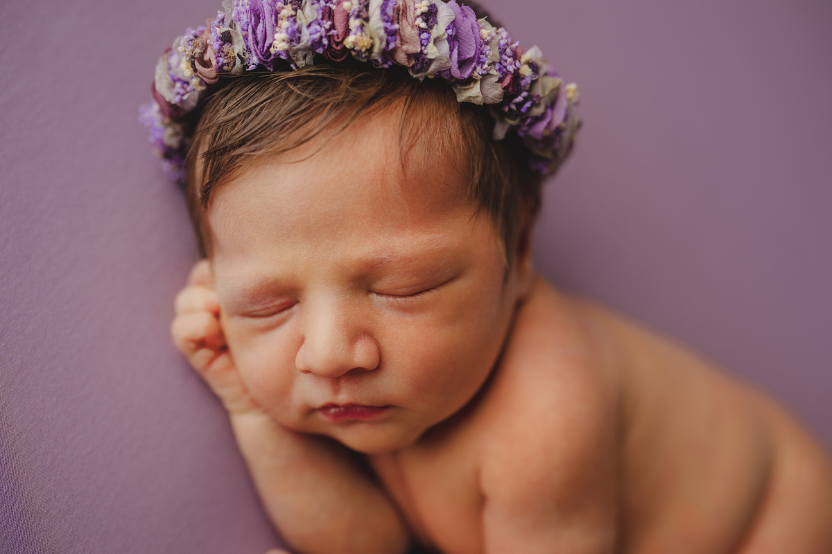 Fotografia de família com recém-nascido, celebrando a chegada do segundo filho com afeto.