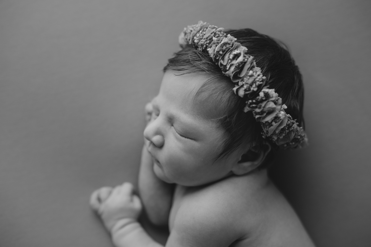 Fotografia de família com recém-nascido, celebrando a chegada do segundo filho com afeto.