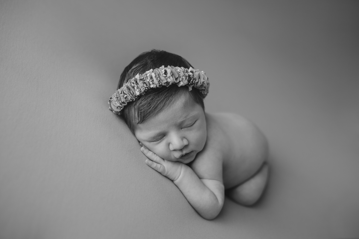 Fotografia de família com recém-nascido, celebrando a chegada do segundo filho com afeto.