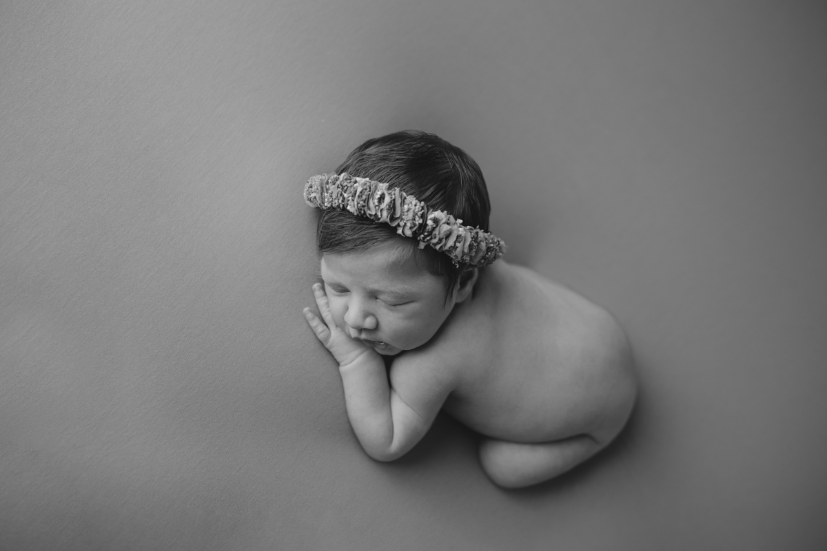 Fotografia de família com recém-nascido, celebrando a chegada do segundo filho com afeto.