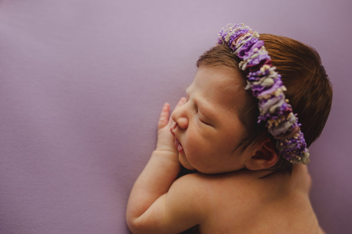 Fotografia de família com recém-nascido, celebrando a chegada do segundo filho com afeto.