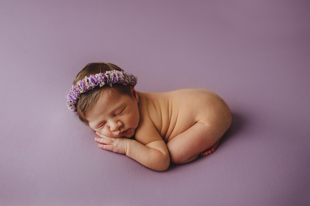Fotografia de família com recém-nascido, celebrando a chegada do segundo filho com afeto.