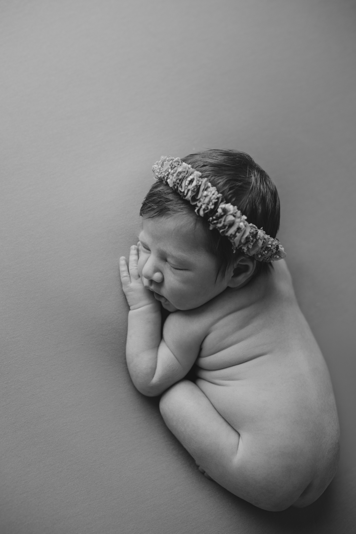 Fotografia de família com recém-nascido, celebrando a chegada do segundo filho com afeto.
