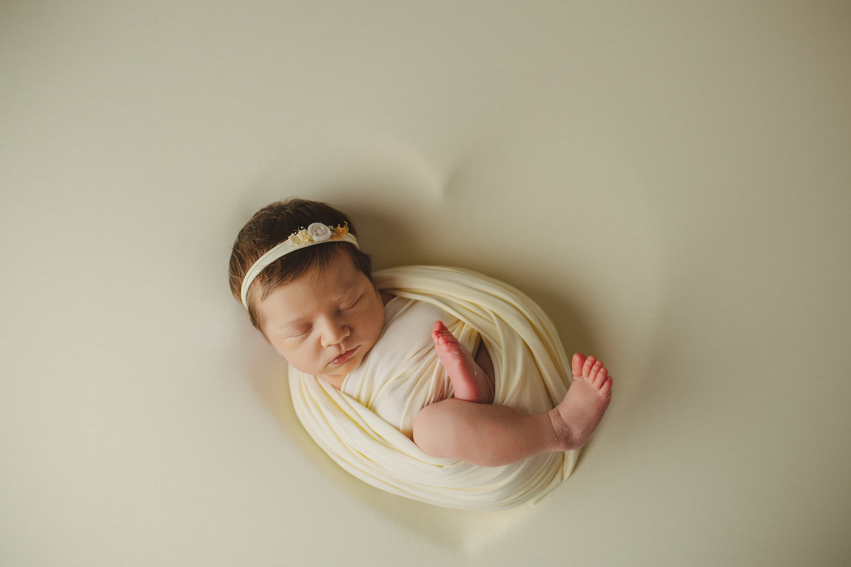 Fotografia de família com recém-nascido, celebrando a chegada do segundo filho com afeto.