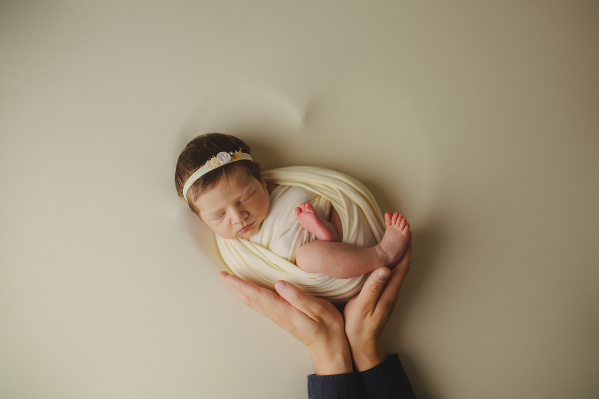 Fotografia de família com recém-nascido, celebrando a chegada do segundo filho com afeto.