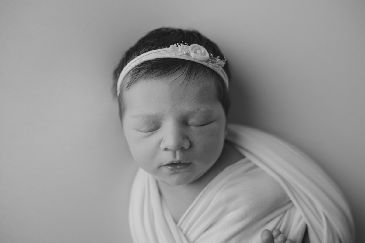 Fotografia de família com recém-nascido, celebrando a chegada do segundo filho com afeto.