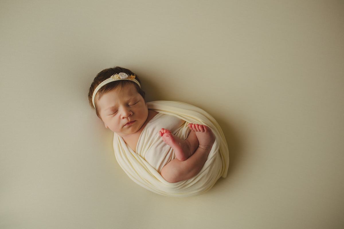 Fotografia de família com recém-nascido, celebrando a chegada do segundo filho com afeto.