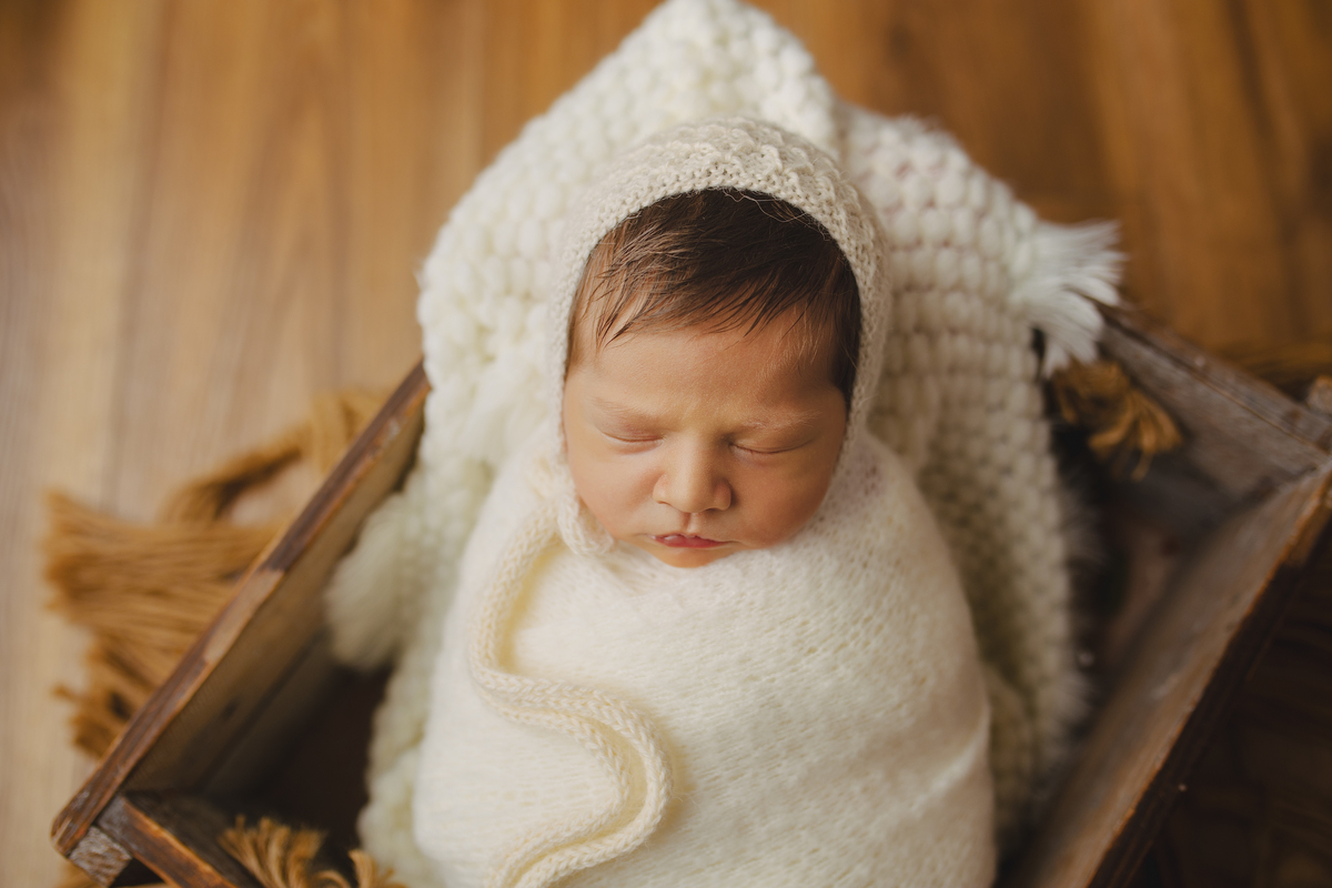 Fotografia de família com recém-nascido, celebrando a chegada do segundo filho com afeto.