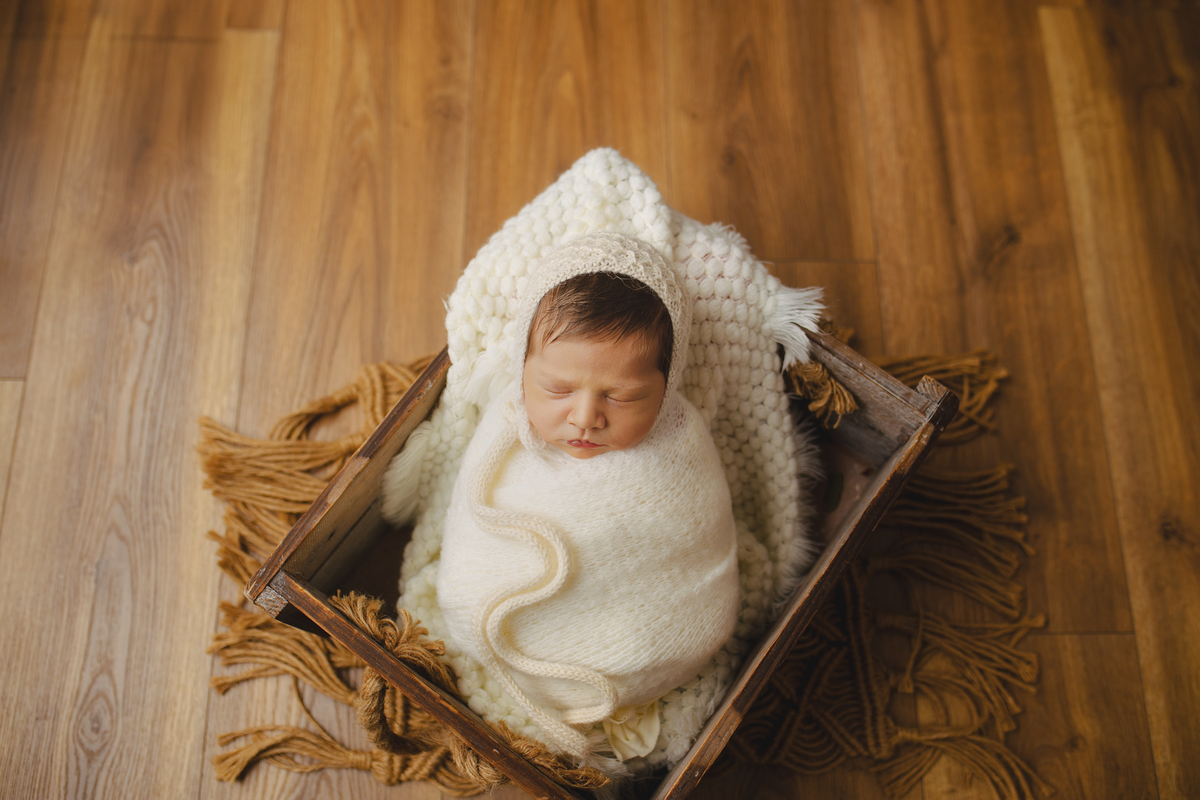 Fotografia de família com recém-nascido, celebrando a chegada do segundo filho com afeto.