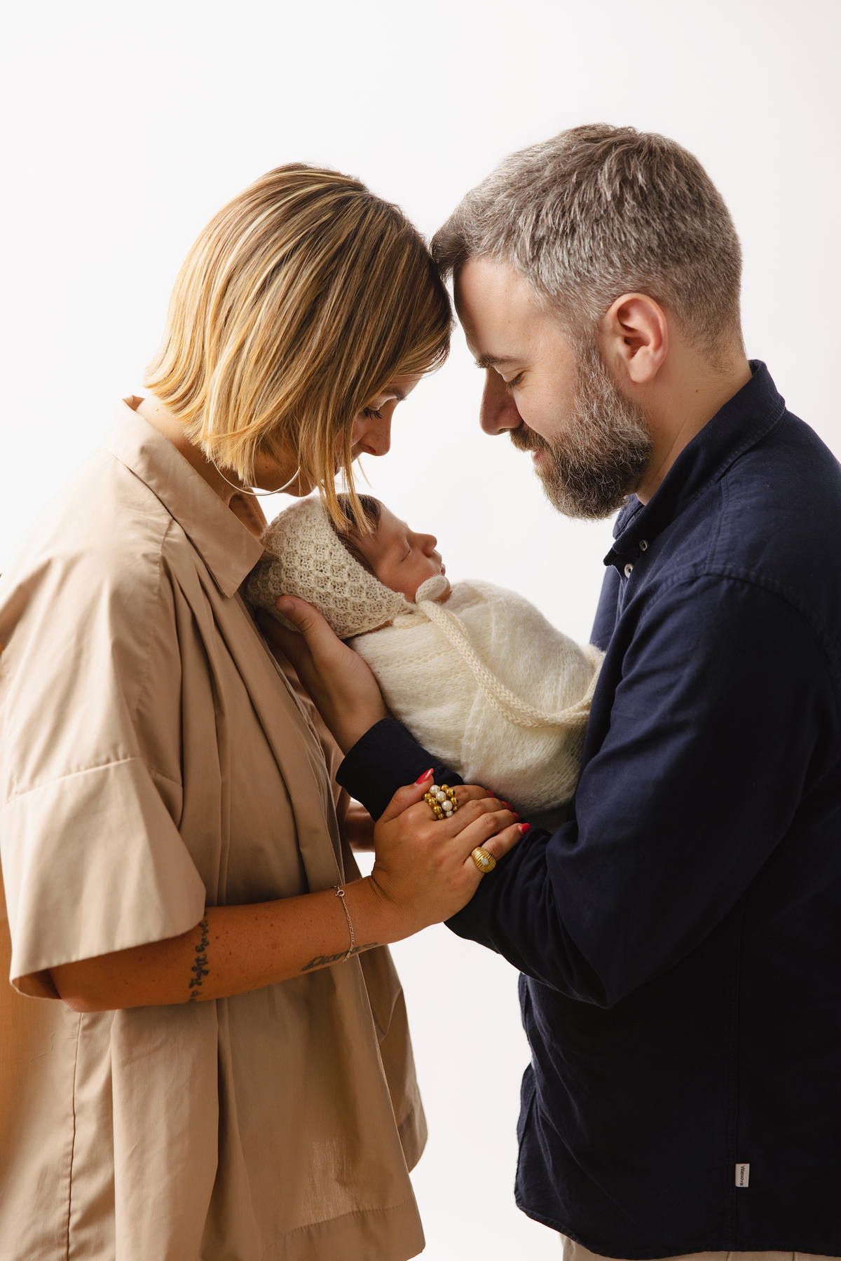 Fotografia de família com recém-nascido, celebrando a chegada do segundo filho com afeto.