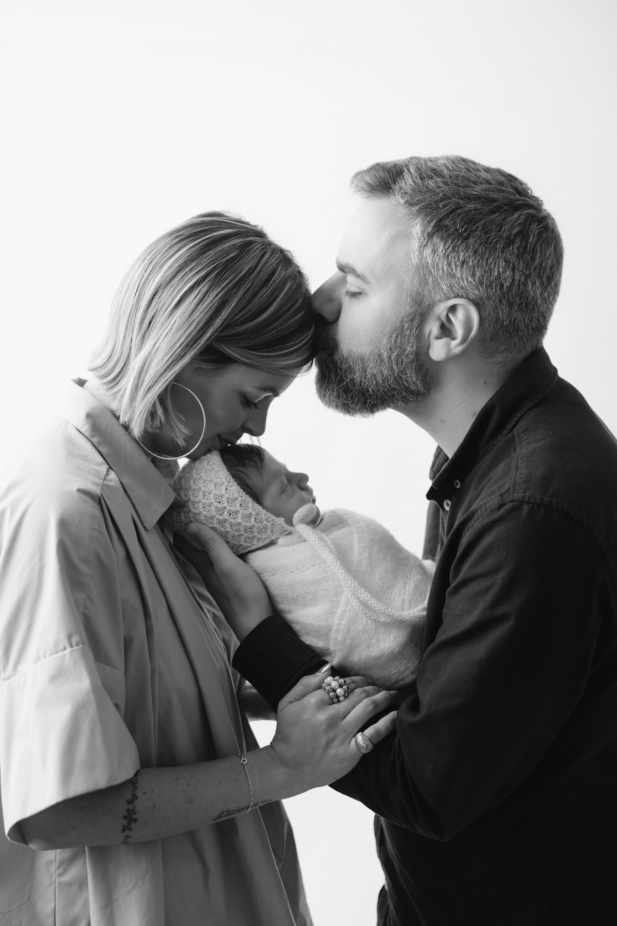 Fotografia de família com recém-nascido, celebrando a chegada do segundo filho com afeto.