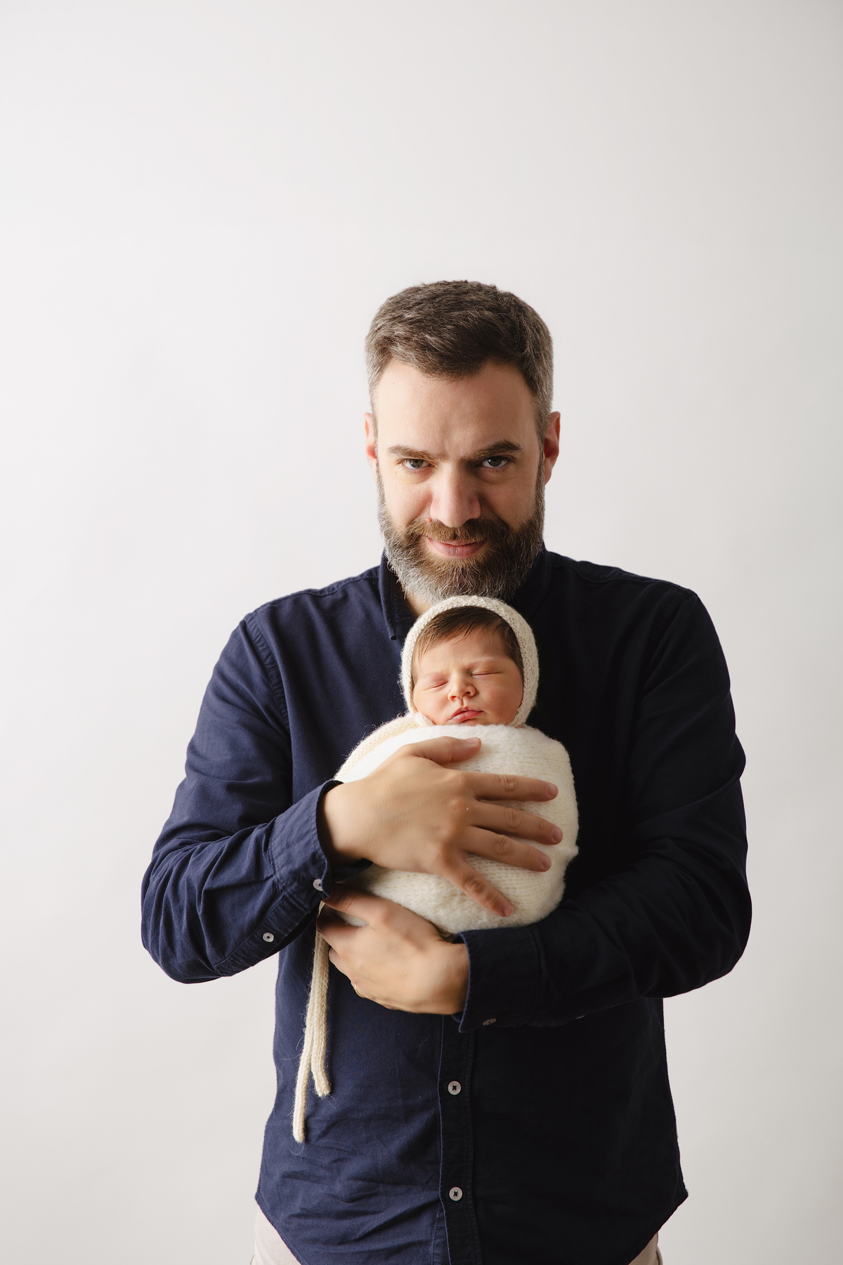 Fotografia de família com recém-nascido, celebrando a chegada do segundo filho com afeto.