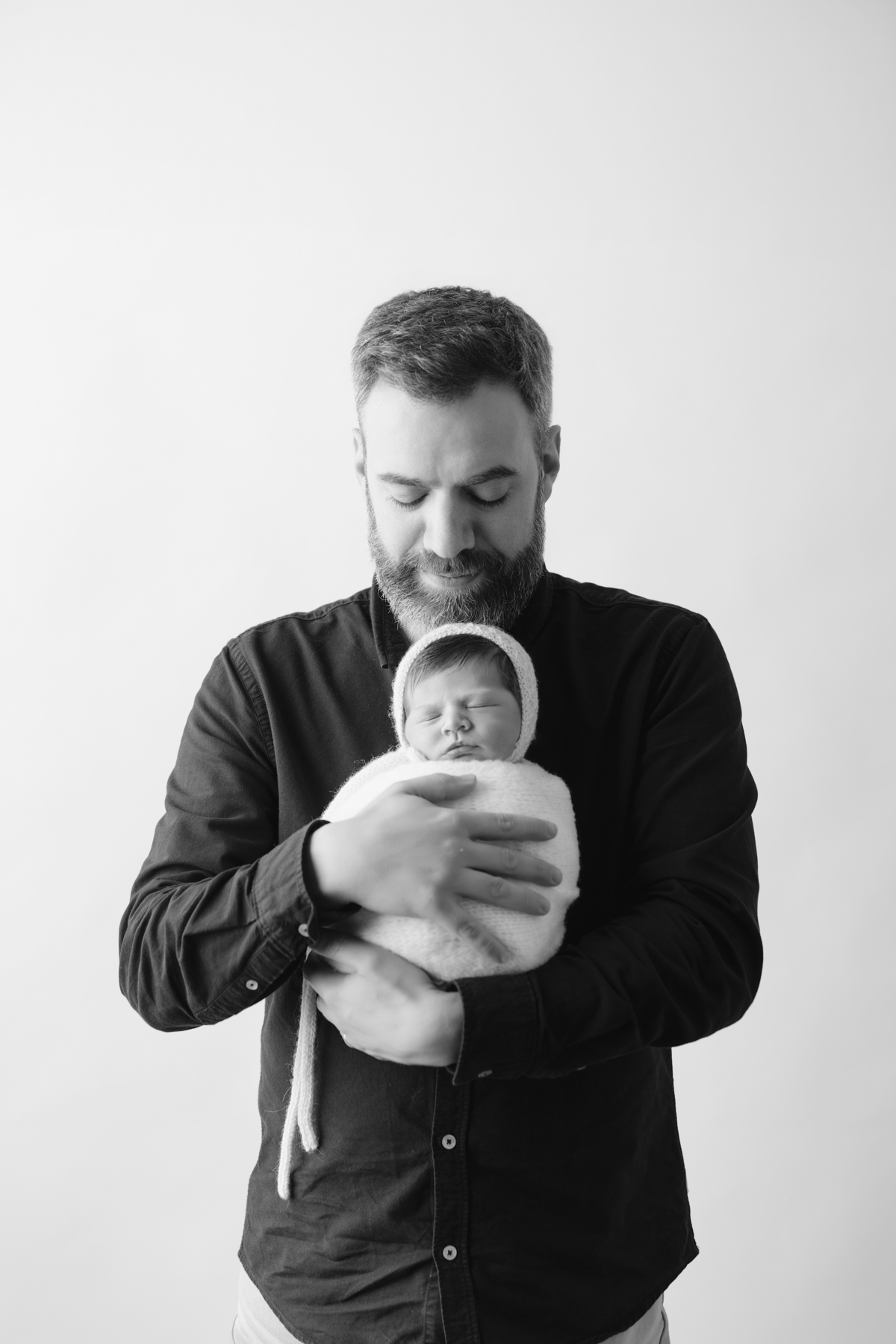 Fotografia de família com recém-nascido, celebrando a chegada do segundo filho com afeto.